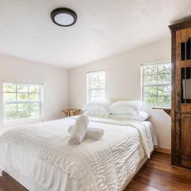 Cozy Coop Casita - Lake Travis-Hot Tub-Tiny House, hotel sa Austin