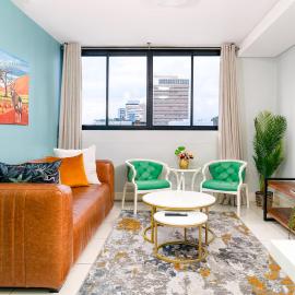 La Belle Luxury Suites - Two Executive Apartments with Pool & Gym Windhoek CBD، فندق في ويندهوك