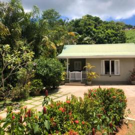 Sunbird Bungalow, hotel sa Anse Boileau
