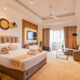 Negombo Beach - The Breeze by Roshi, hotel v Negombu