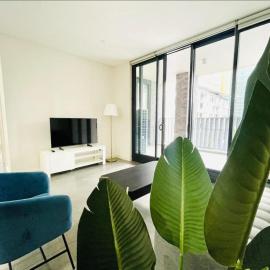 Olympic Park Oasis - New 3b2b condo - Pool, Parking, отель в Сиднее