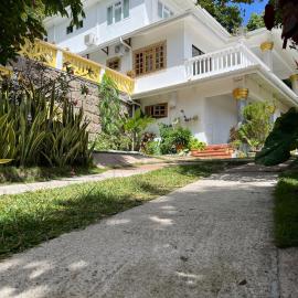 Cavern Apartments, hotell i Baie Sainte Anne