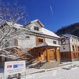 Vučja reka, hotel v destinácii Crni Vrh