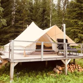Glamping tent in a forest, lake view, hotel em Bjuråker