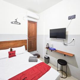 RedDoorz at AVA Guesthouse Pucang Anom Timur – hotel w mieście Surabaja