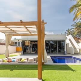 Tills Beach Resort, готель у місті Fete