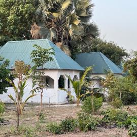 Mama Folonko Lodge with private Beach Paradise, hotel em Kartung