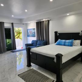 Ideal getaway within Oceanpointe gated community, never shared accommodation, hotel u gradu 'Lucea'