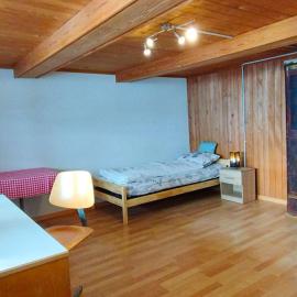 Zimmer mit Balkon auf Bauernhof, Hotel in Fahrni