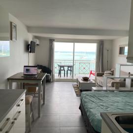 Beachfront apartment, hotell i Marigot