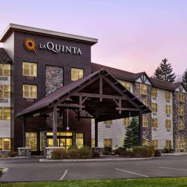 La Quinta Inn & Suites by Wyndham Lake George: Lake George şehrinde bir otel
