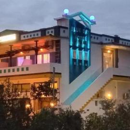 Blue Bay Beach Hotel، فندق في كوينيرا