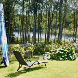 Tiny House with a Stunning Lake View 30 Min from Gothenburg, Hotel in Gråbo