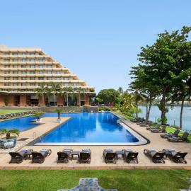 Cinnamon Lakeside, отель в Коломбо