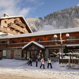 Hôtel Les Grangettes, hotel u gradu Meribel