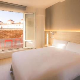 Hotel Burlada، فندق في بورلادا