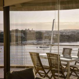Seafront condo with a view of Valletta, khách sạn ở Il-Gżira taʼ Forti Manoel