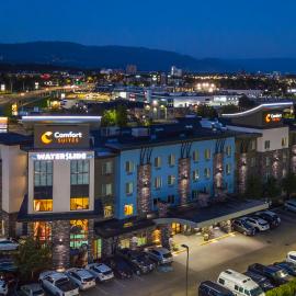 Comfort Suites Kelowna, отель в Келоуне