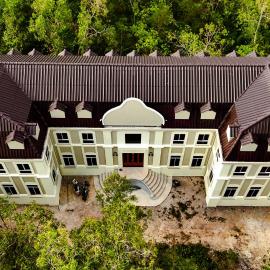 Chateau Nesat, hotel u gradu Phumĭ Chroŭy Svay
