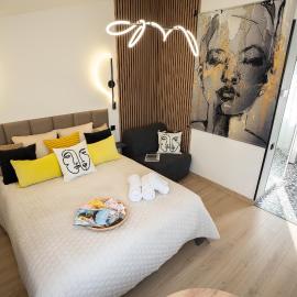 Green Garden & Private Parking Apartments with Playground, Hotel in Riga