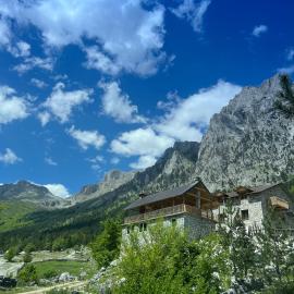 Rosi peak Guesthouse, hotel a Valbonë
