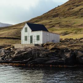 Fiskahúsið - Waterfront Cabin - Stunning Views, hotel in Kaldbak