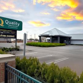 Quality Inn & Suites Banquet Center，利沃尼亞的飯店