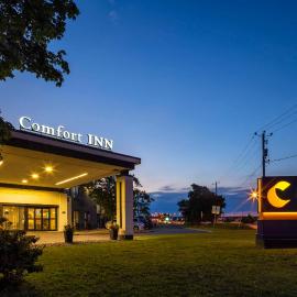 Comfort Inn Montreal Aeroport, hotel a Pointe-Claire