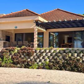 Luxurious Beachfront house-Villa 44, hotel in Gueima