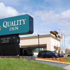 Quality Inn Windsor Mill - Baltimore，位于巴尔的摩的酒店