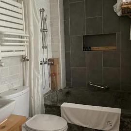 Mount Emei Bamboo Private Hot Spring Bed and Breakfast, hôtel à Leshan