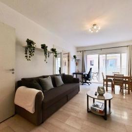 NEW AC Central Escape with Pool Access for Family of 4, hotell i Gibraltar