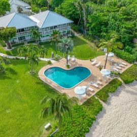 George Town में, होटल 7 Mile Beach, 2BR Ground Floor Oceanfront Condo with Pool and large Patio, Sleeps 6