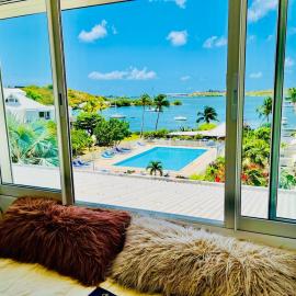 Cozy Waterfront Two-Level Condo with 2 Bathrooms ,Pool, AC، فندق في باي نيتل