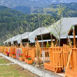 Glamping Albania Rafting Permet, khách sạn ở Përmet