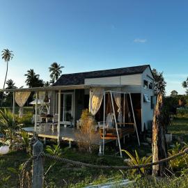 Beachfront Tiny House, Koh Samui, Thailand with FREE Rowboat, hotel din Amphoe Koh Samui
