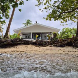 Majuro Beachfront Container Home, hotel a Majuro