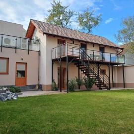 4 Basa Bungalow, hotel v destinaci Szeged