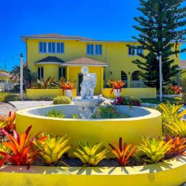 Golden Palms House، فندق في Orange Hill