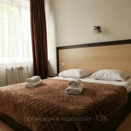 Hotel Koral, מלון בצ'רניבצי