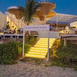 Living Room Beach Resort, hotel en Morjim