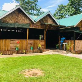 Ruhondeza Lodge, מלון בBuhoma