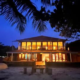 Twin Palms Villa and Homestay, hotel in Tuapejat