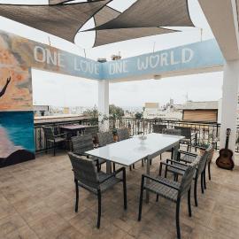 One Love One World Ayia Napa Square Hostel, hótel í Ayia Napa