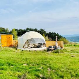 Glamping Hohe Wand - Kuppelzelt "Bergblick" mit Sternenfenster โรงแรมในMaiersdorf