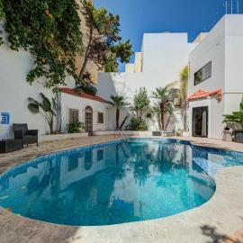 Bungalow home with Stunning Pool Area in St'Julians By 360 Estates, hotell i Saint Julianʼs