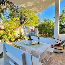 Tina's Tiny House - 10 meters from the beach, hotel in Olbia