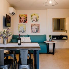 Urban Living, Minicasa Nomad - Kalamata's Hideaway, khách sạn ở Akovítika