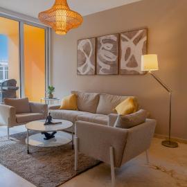 Modern Ground Level Condo, 2 bedrooms, Direct pool access, khách sạn ở Bãi biển Palm-Eagle