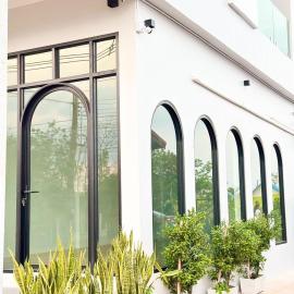 Leleaf Work Spaces Hotel - เลอลีฟ เวิร์คสเปซ โฮเทล ท่าแร่ สกลนคร, hotel i Sakon Nakhon